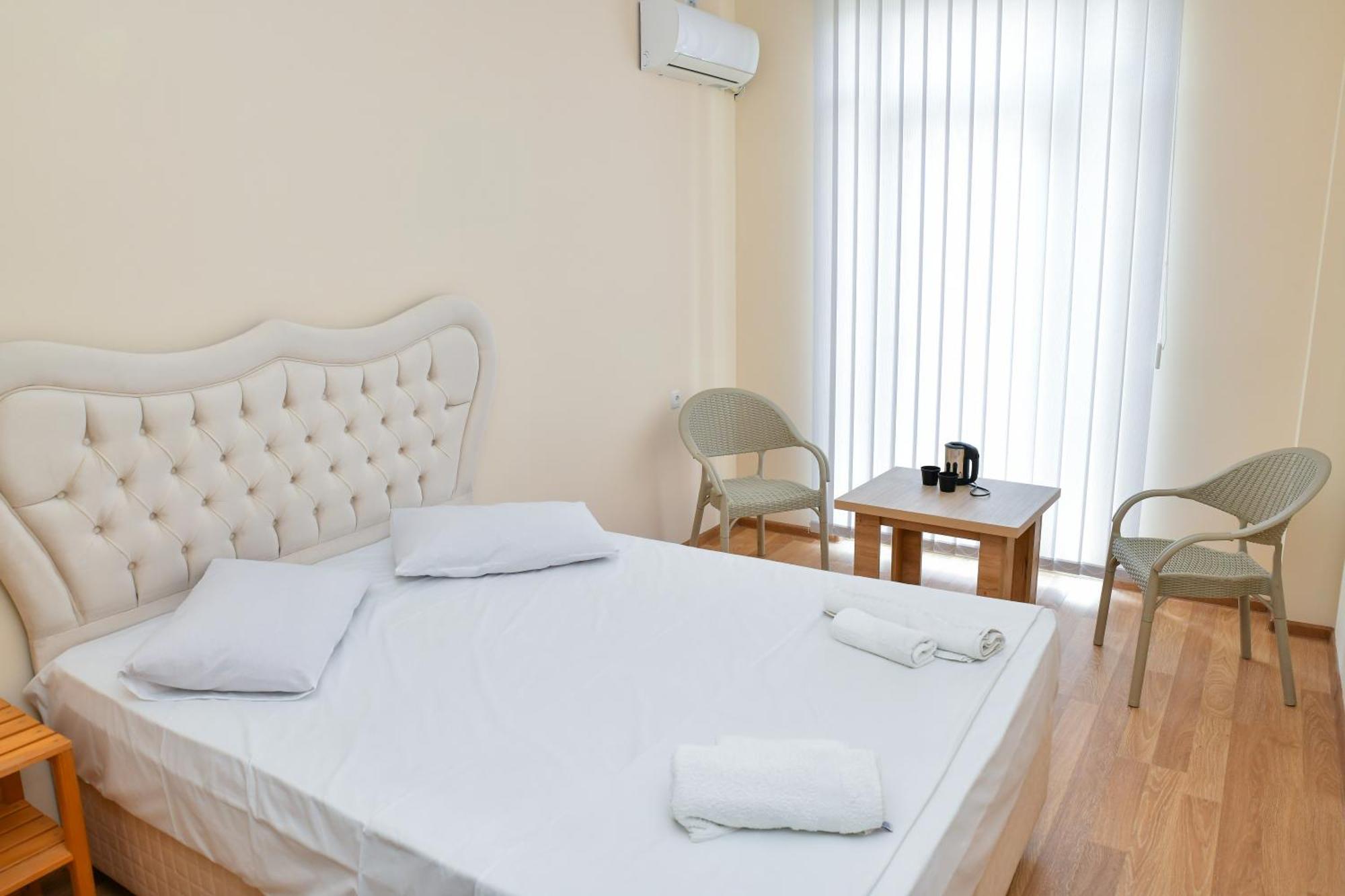 Just Inn Кутаиси Екстериор снимка