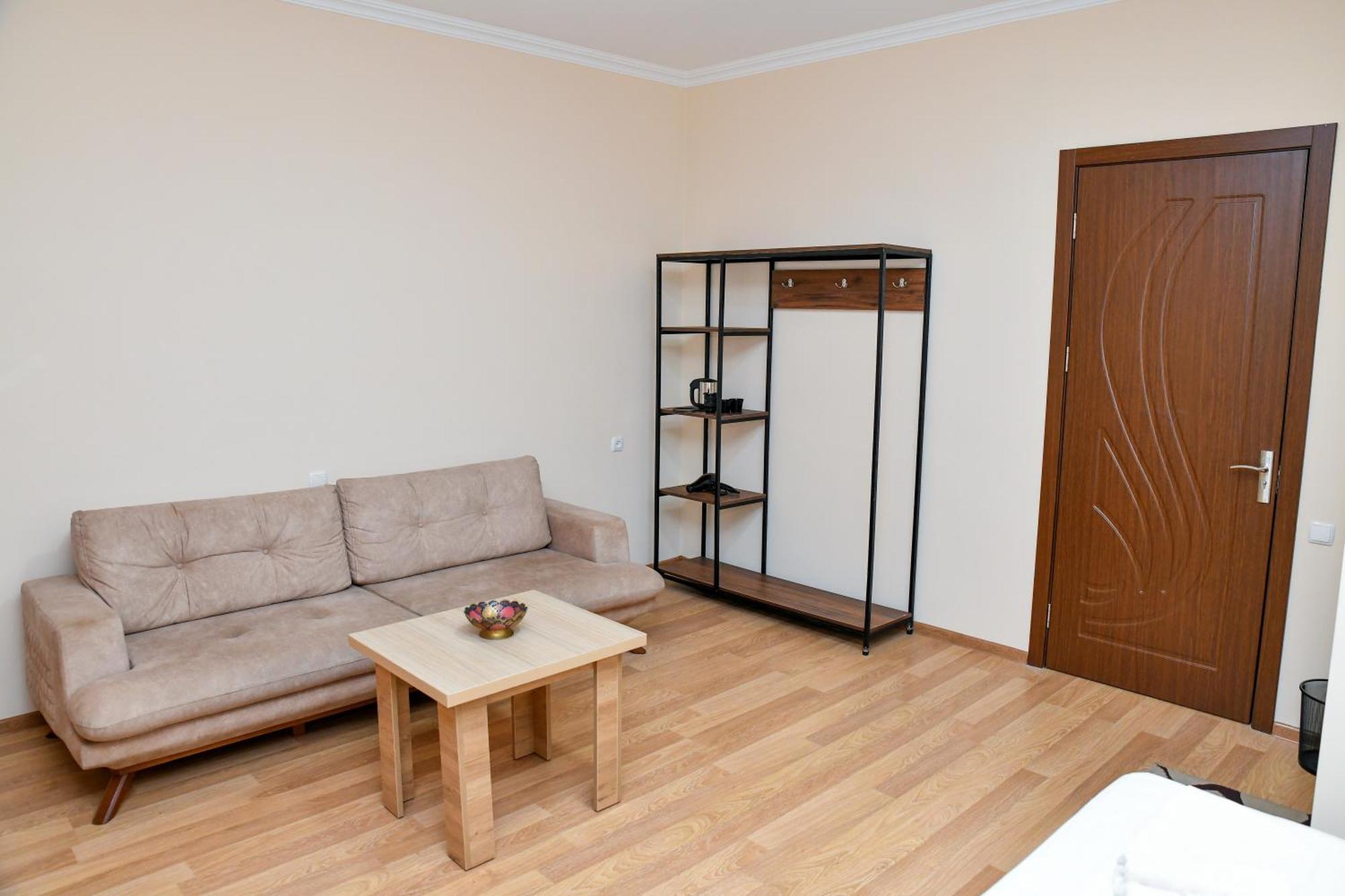 Just Inn Кутаиси Екстериор снимка