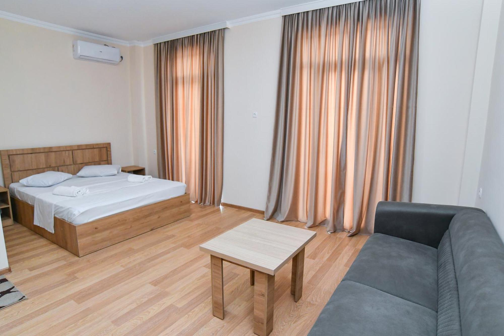 Just Inn Кутаиси Екстериор снимка