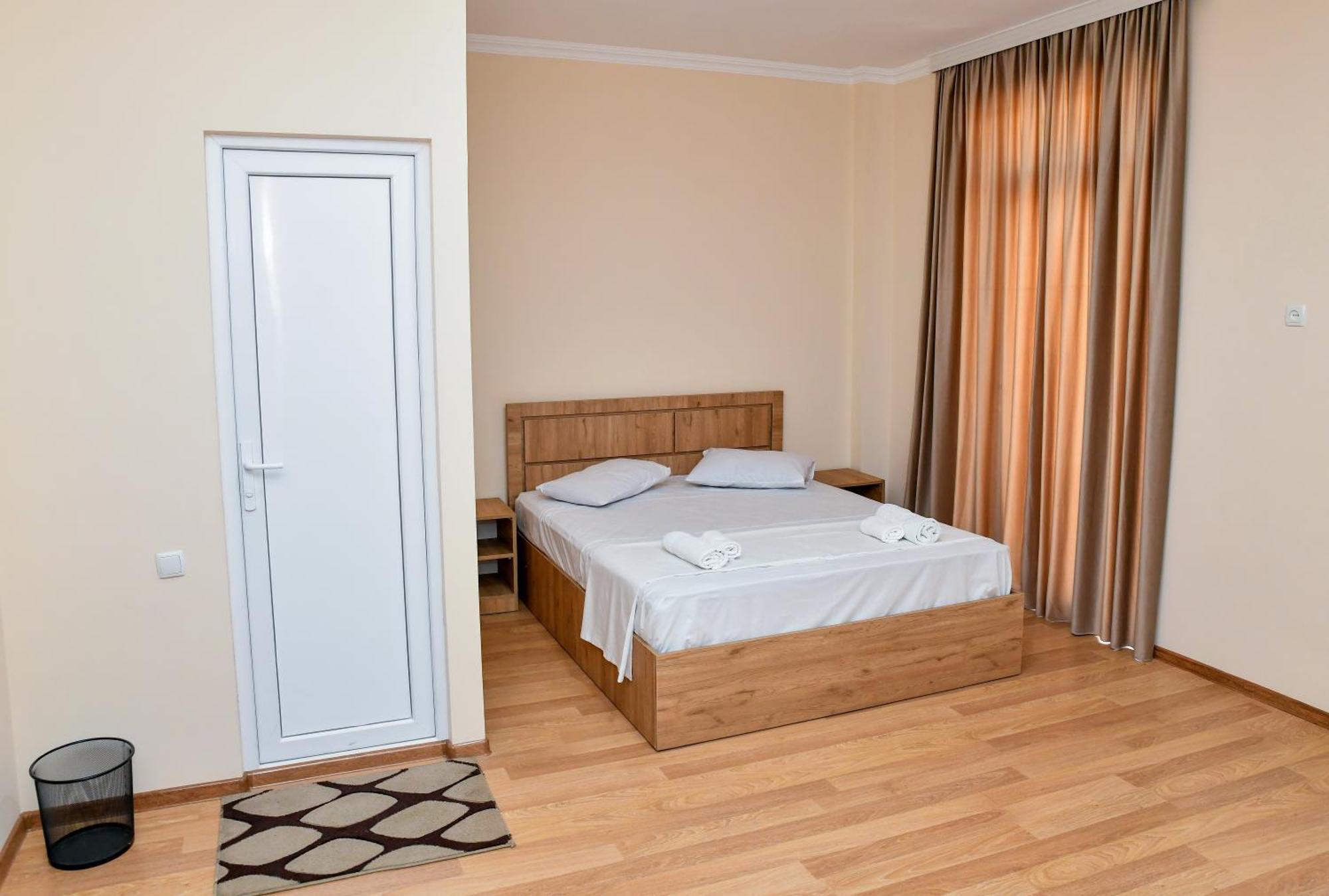 Just Inn Кутаиси Екстериор снимка