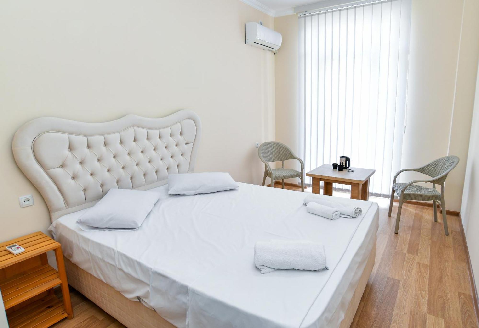 Just Inn Кутаиси Екстериор снимка