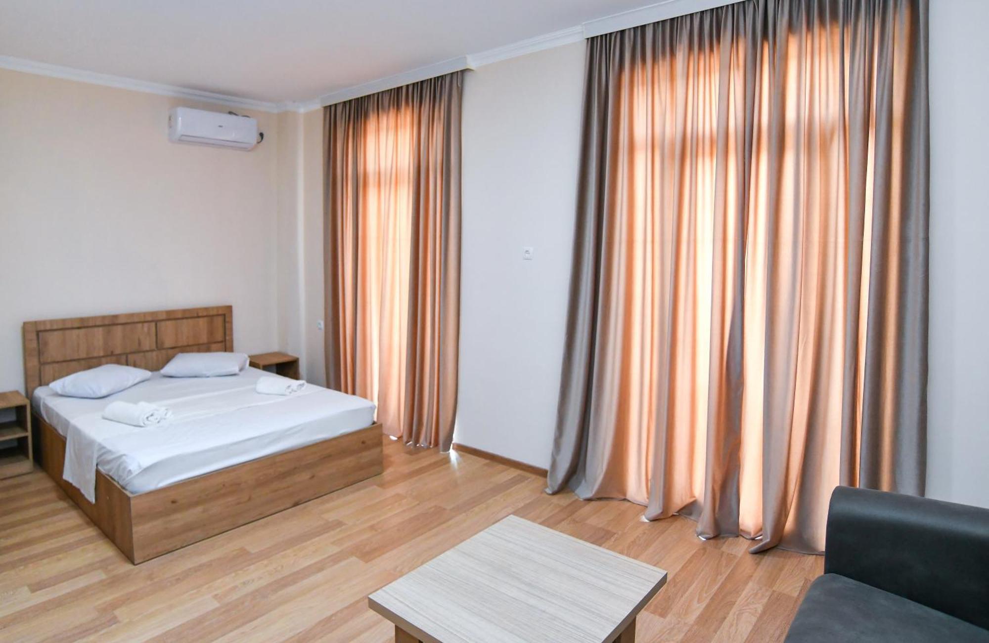 Just Inn Кутаиси Екстериор снимка