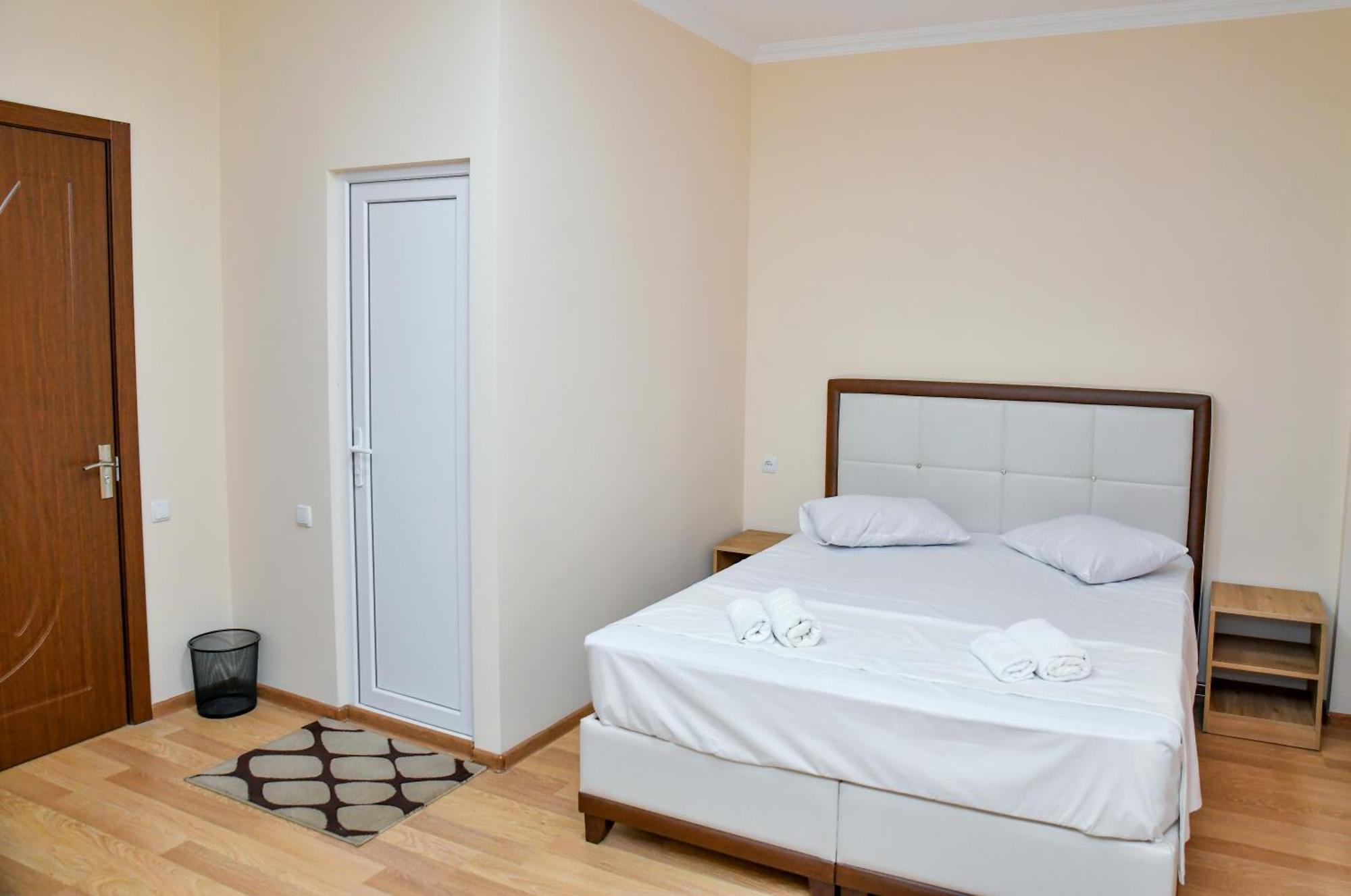 Just Inn Кутаиси Екстериор снимка