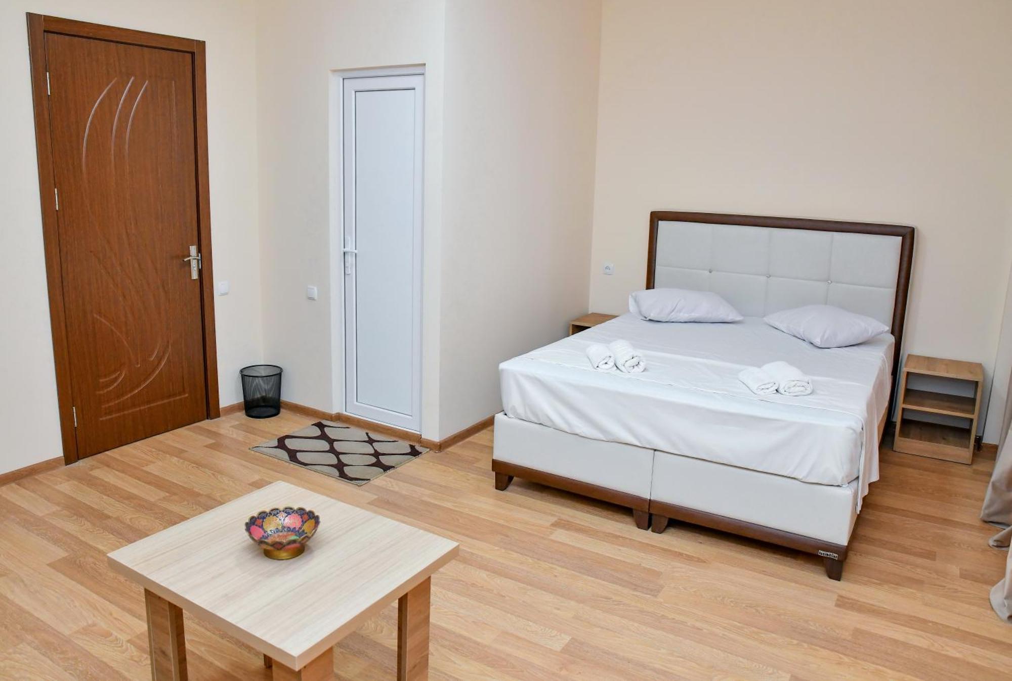 Just Inn Кутаиси Екстериор снимка