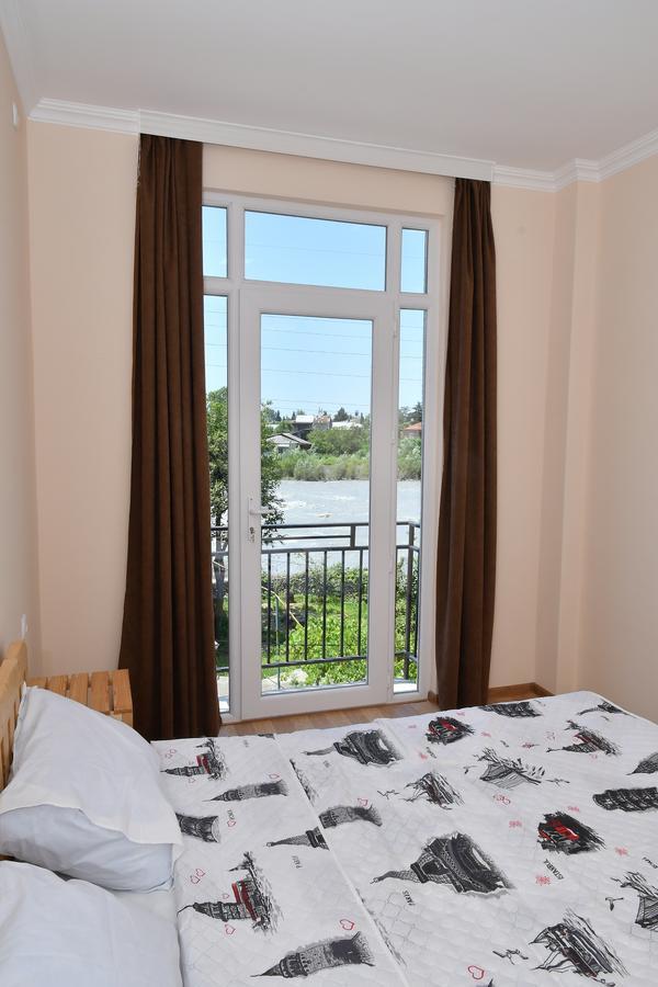 Just Inn Кутаиси Екстериор снимка