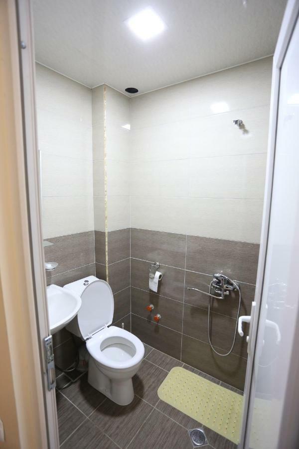 Just Inn Кутаиси Екстериор снимка